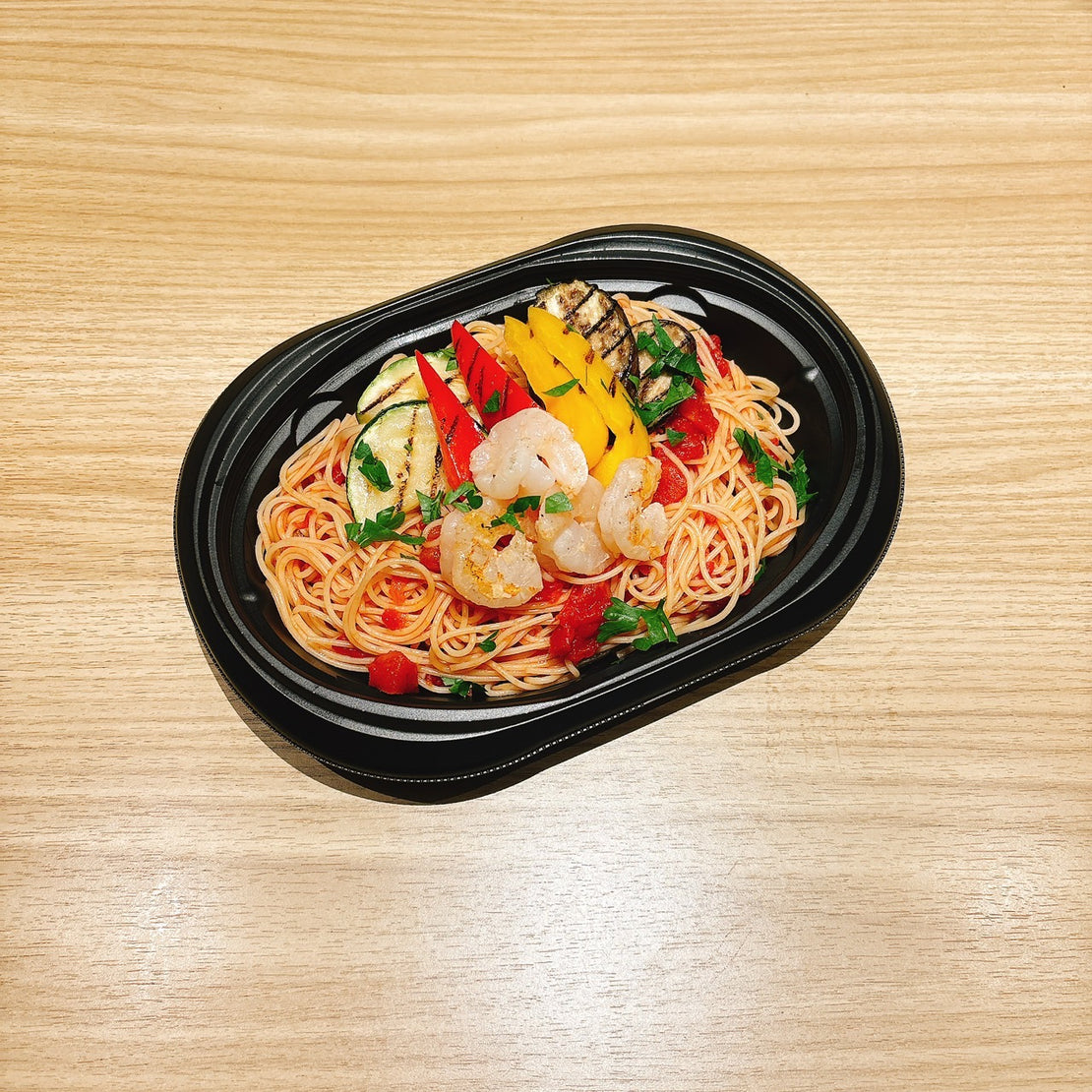 C.海老と野菜の冷製トマトパスタ